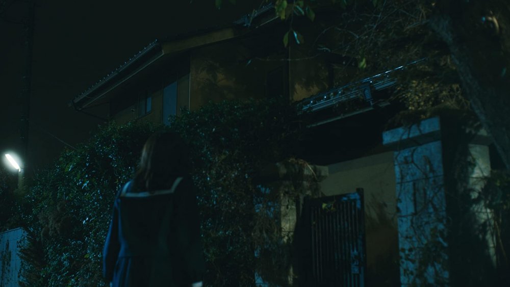Tampak depan dari rumah berhantu Saeki House di serial Ju-On: Origins